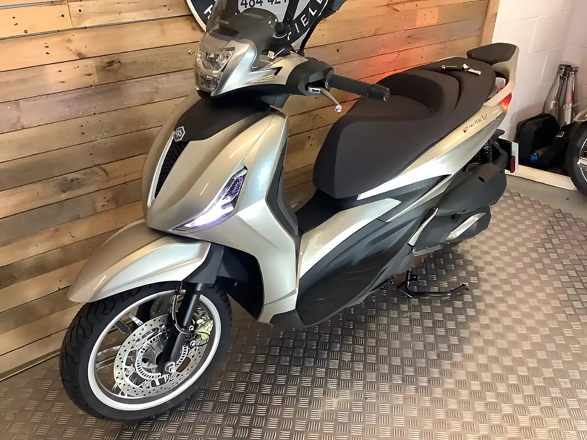 Used 2021 Piaggio Beverly Grey - Interior and Exterior details 3