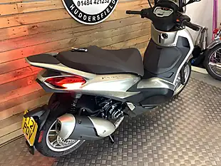 Used 2021 Piaggio Beverly Grey - Interior and Exterior details 4