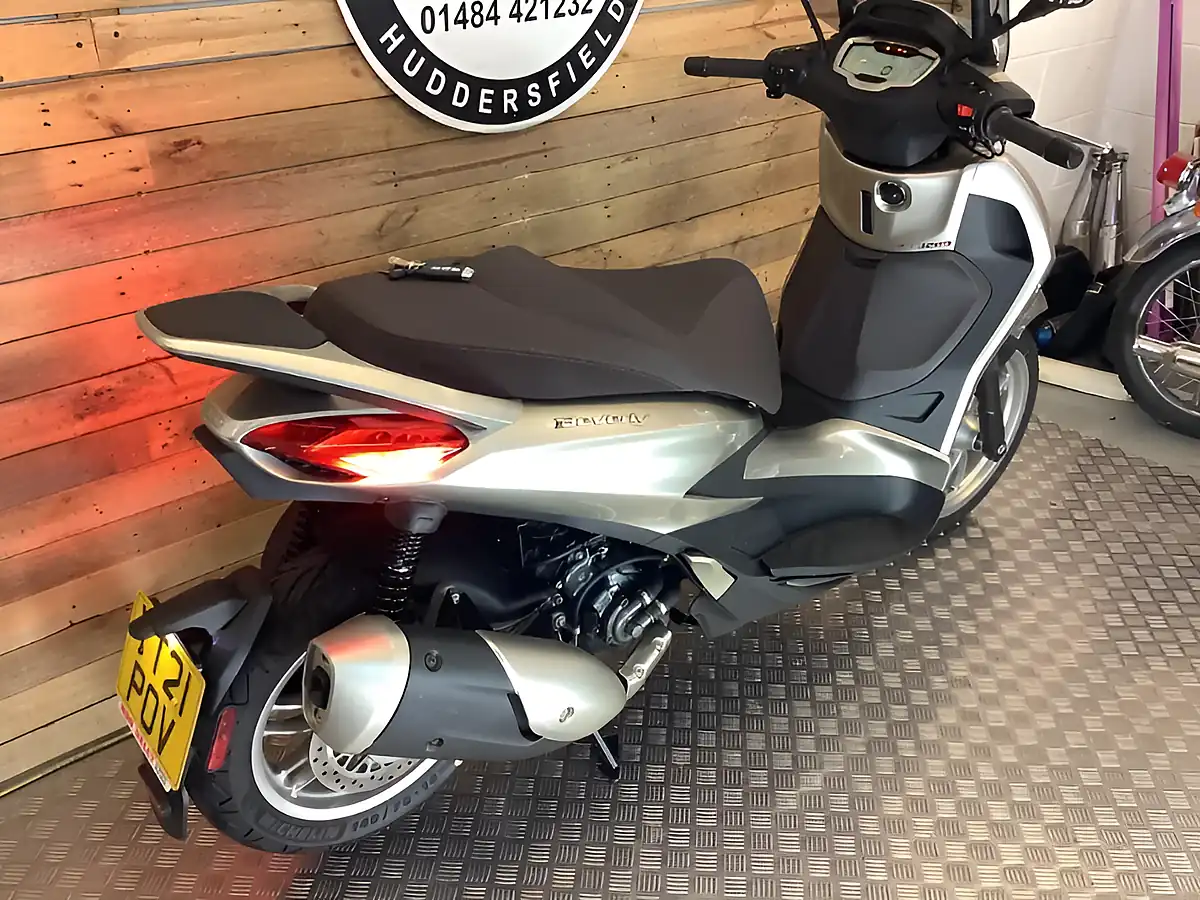 Used 2021 Piaggio Beverly Grey - Interior and Exterior details 4