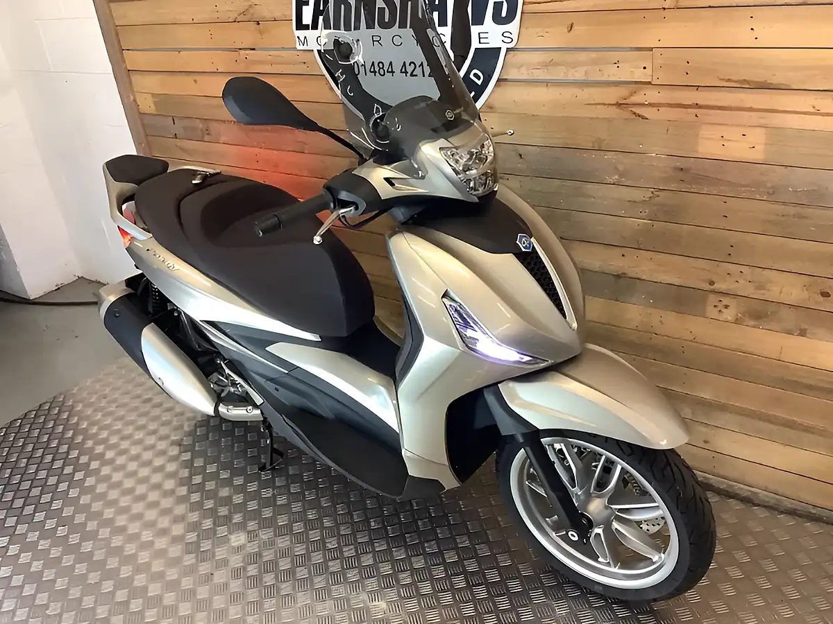 Used 2021 Piaggio Beverly Grey - Interior and Exterior details 5
