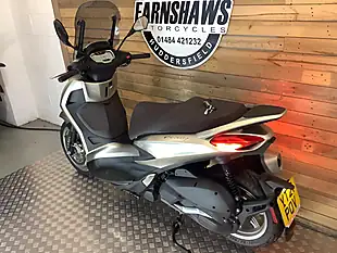 Used 2021 Piaggio Beverly Grey - Interior and Exterior details 6