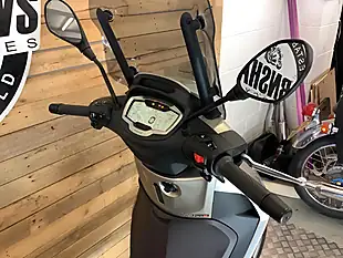 Used 2021 Piaggio Beverly Grey - Interior and Exterior details 9