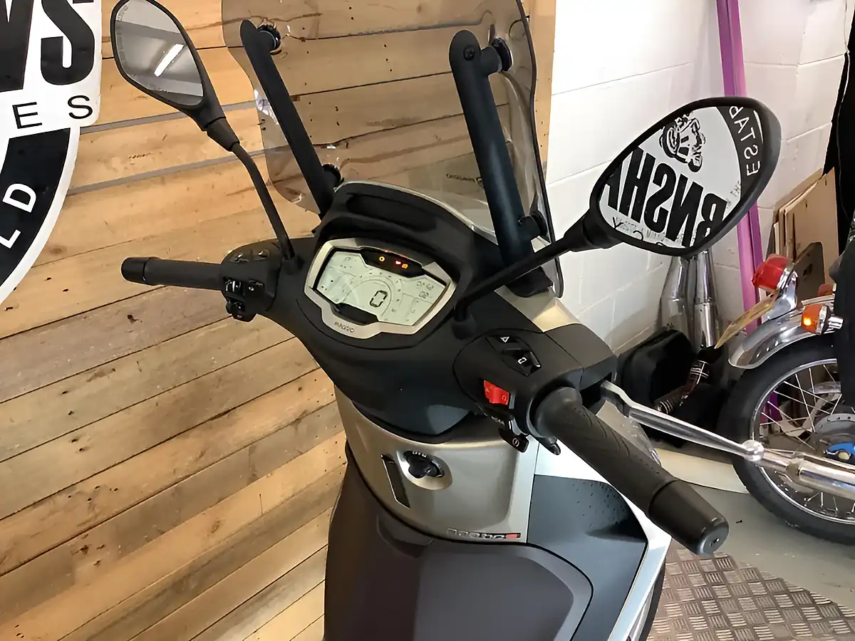 Used 2021 Piaggio Beverly Grey - Interior and Exterior details 9