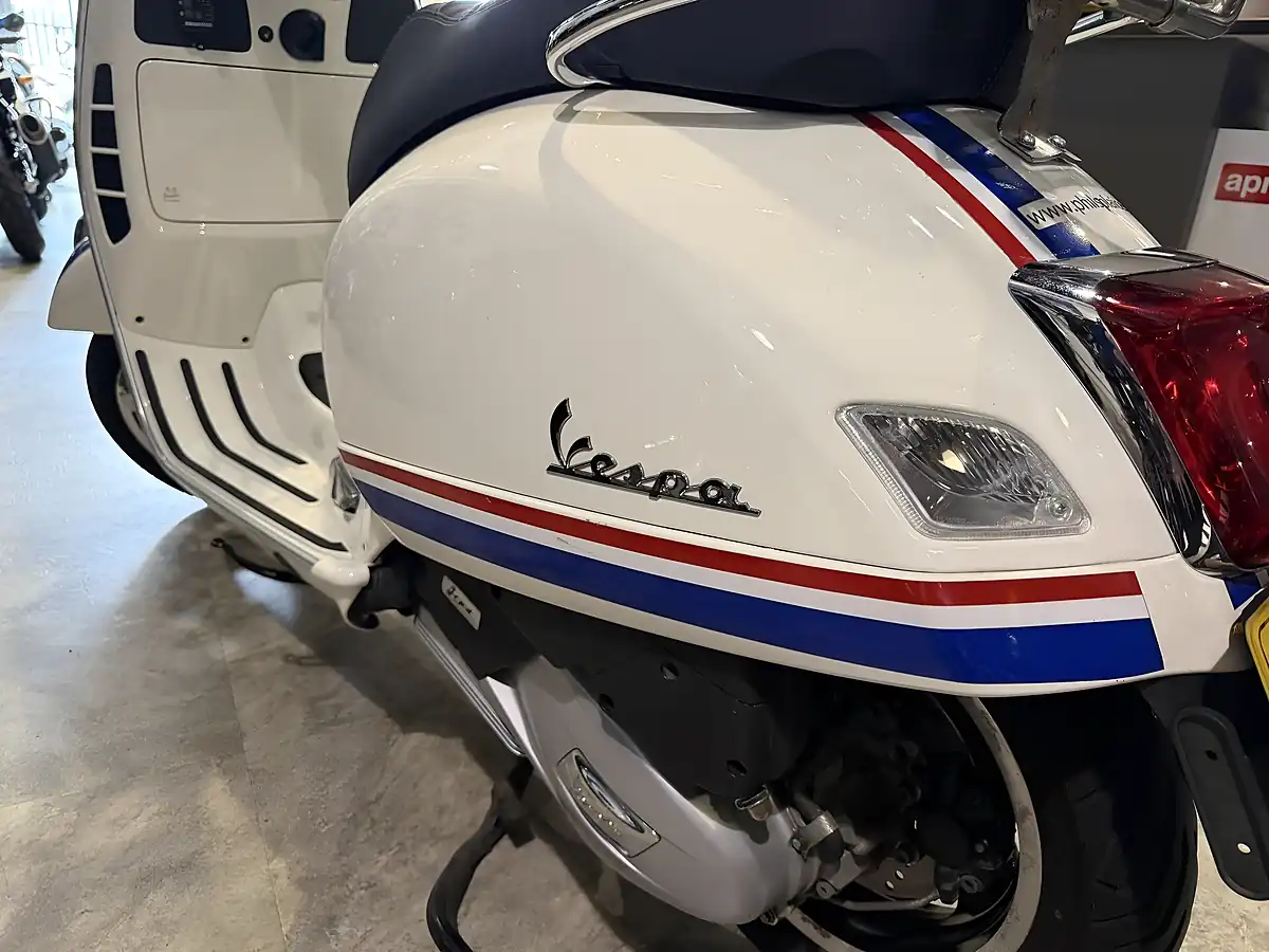 Used 2021 Piaggio Vespa Gts 125 Supersport White - Interior and Exterior details 10