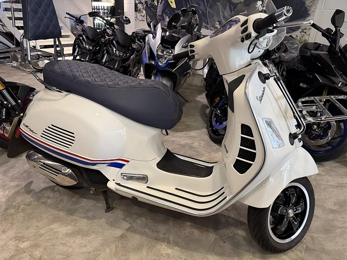 Used 2021 Piaggio Vespa Gts 125 Supersport White - Interior and Exterior details 2