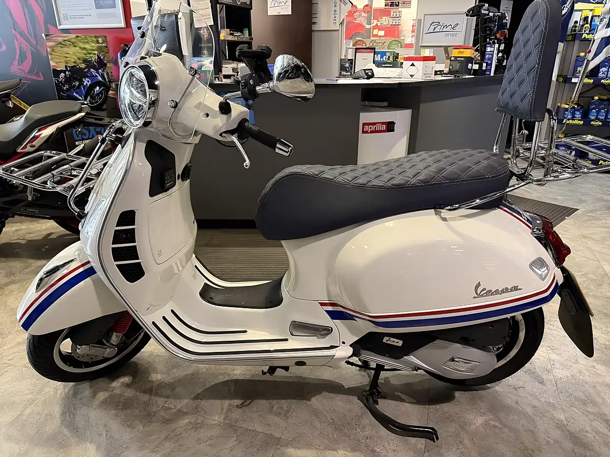 Used 2021 Piaggio Vespa Gts 125 Supersport White - Interior and Exterior details 5