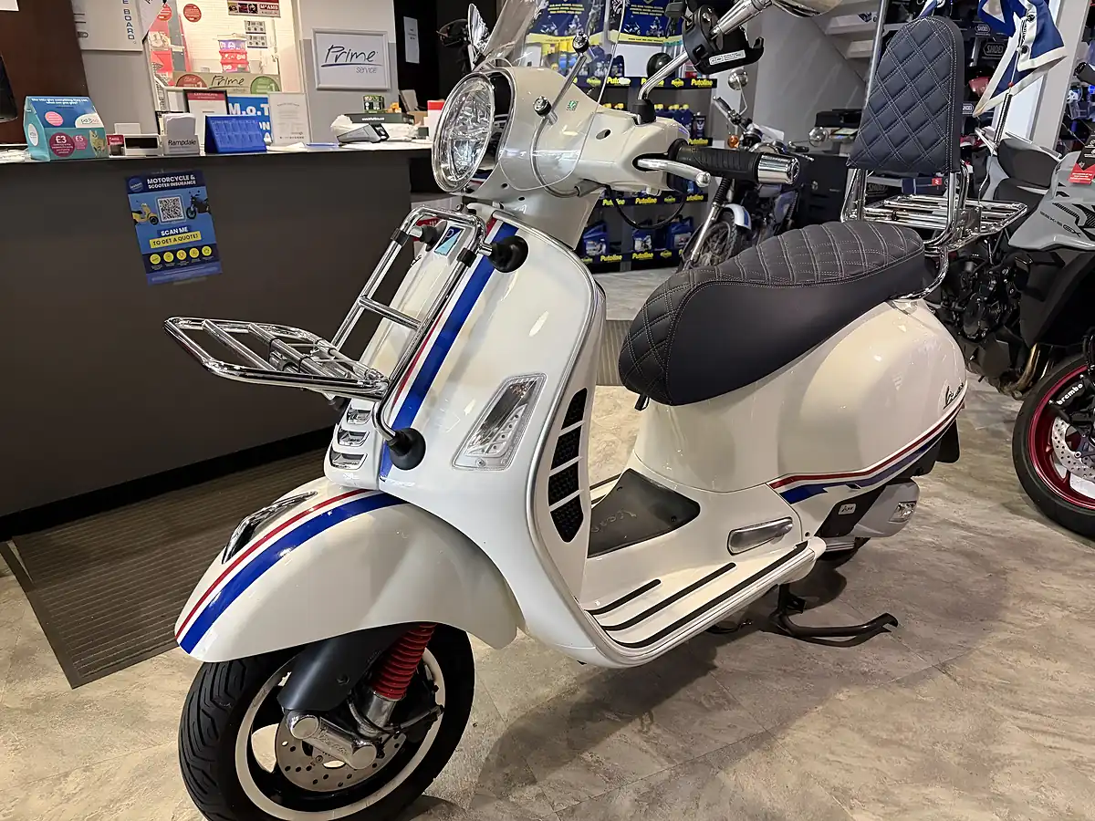 Used 2021 Piaggio Vespa Gts 125 Supersport White - Interior and Exterior details 6