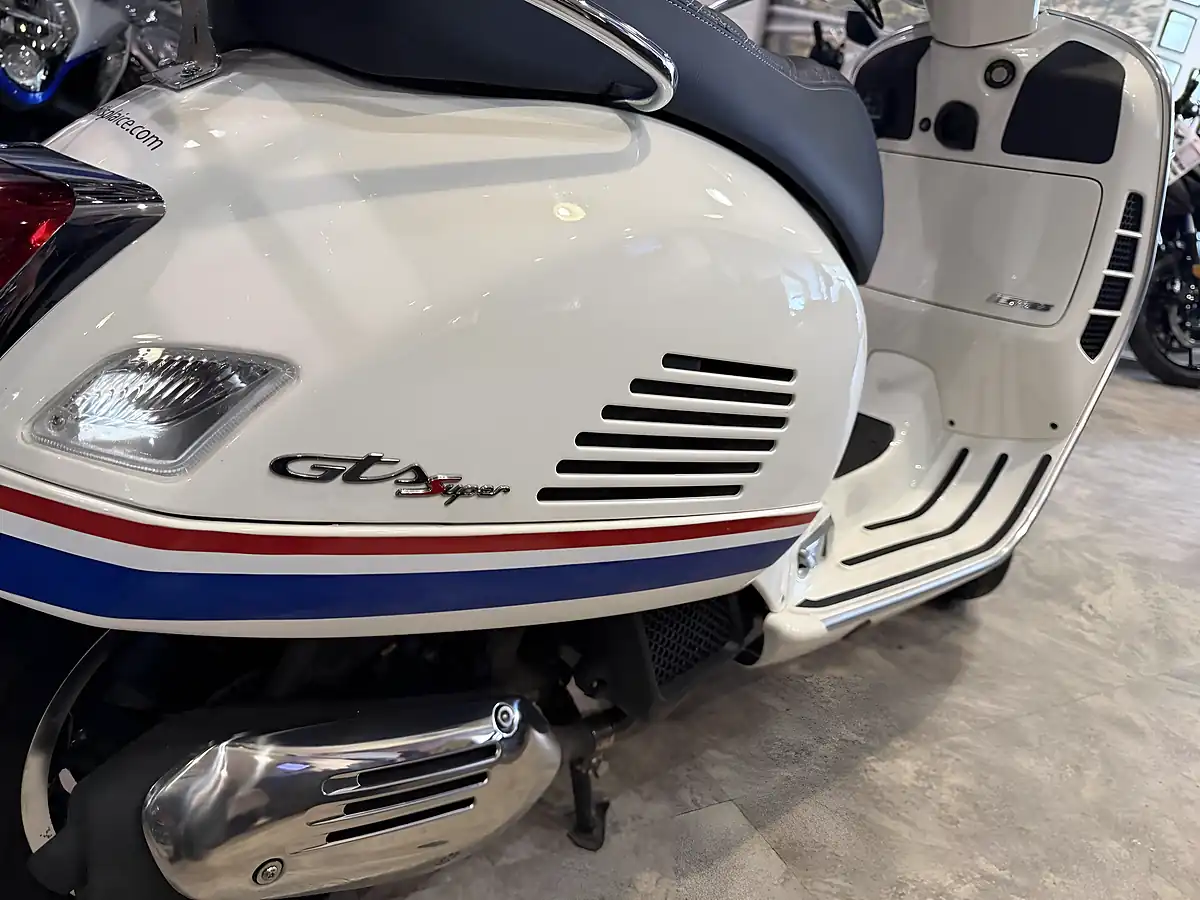 Used 2021 Piaggio Vespa Gts 125 Supersport White - Interior and Exterior details 9