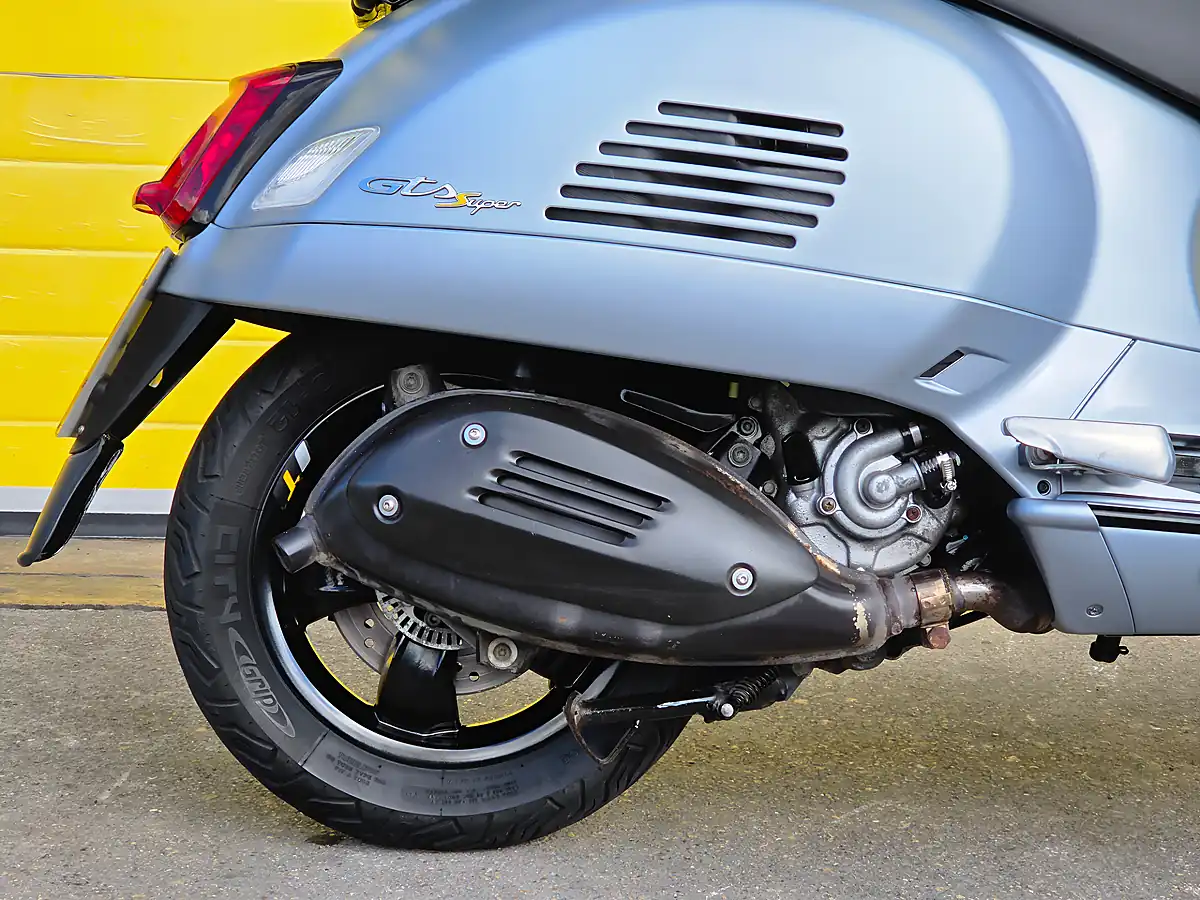 Used 2021 Piaggio Vespa Gts Supertech Grey - Interior and Exterior details 8