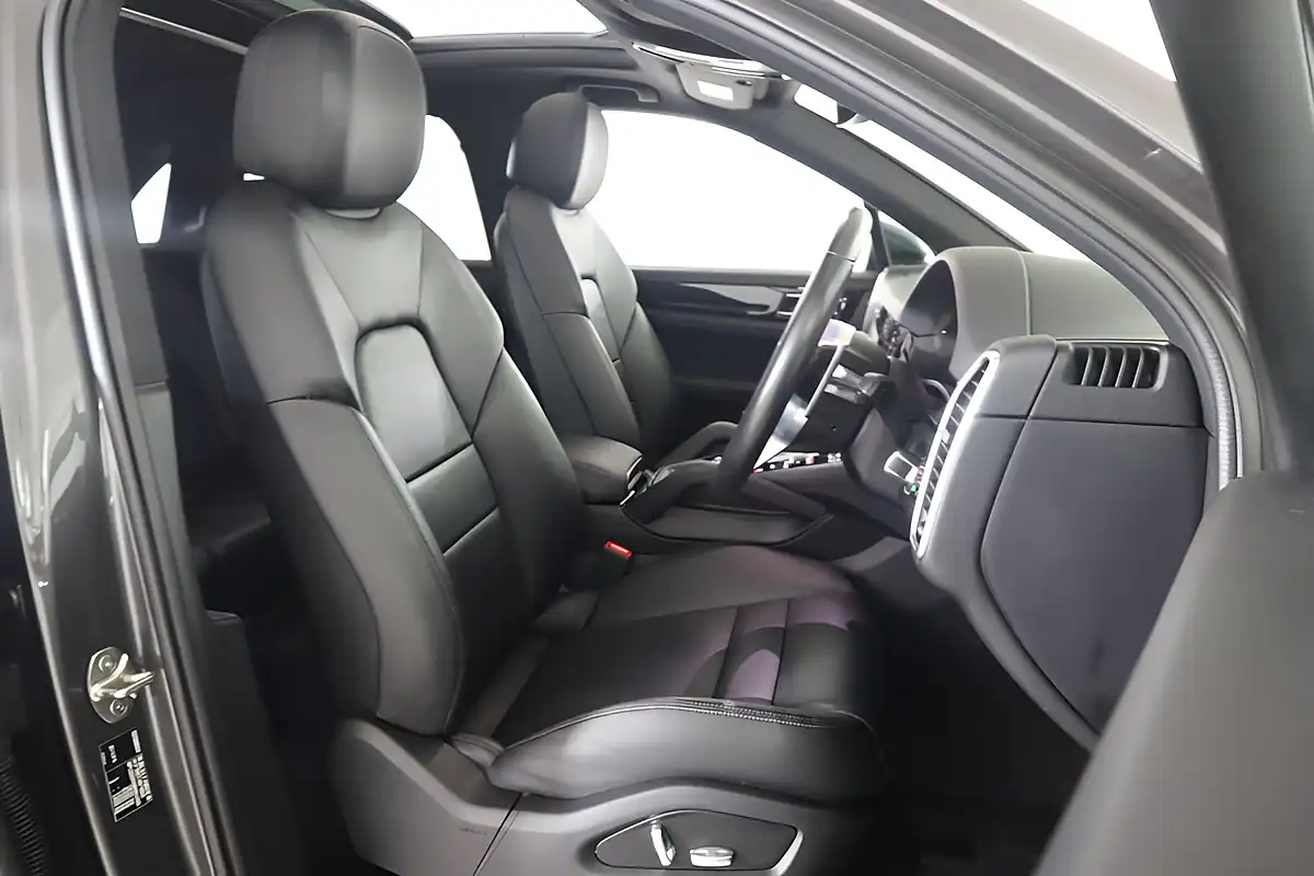 Used 2021 Porsche Cayenne Tiptronics Grey - Interior and Exterior details 10