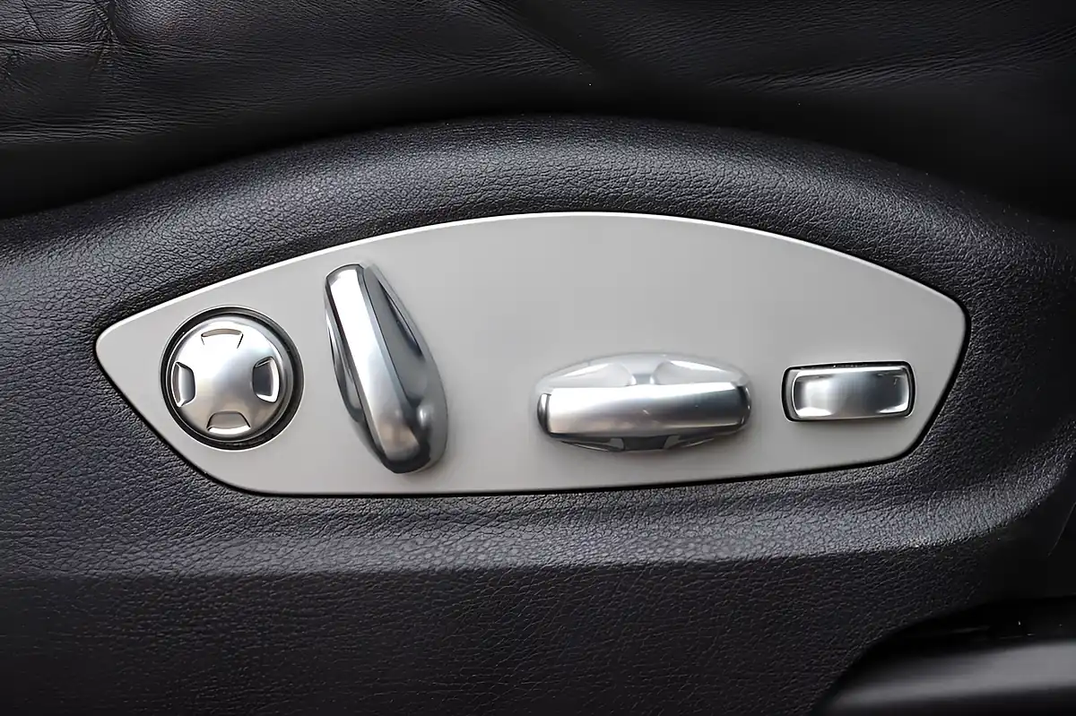 Used 2021 Porsche Macan Dolomite Silver - Interior and Exterior details 15