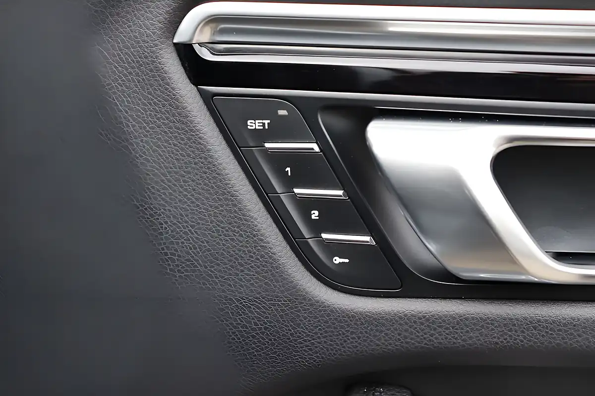 Used 2021 Porsche Macan Dolomite Silver - Interior and Exterior details 17