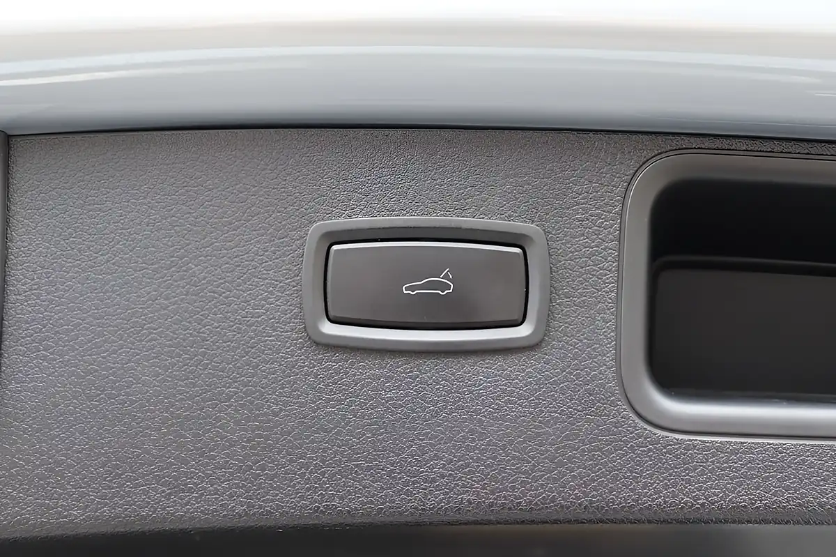 Used 2021 Porsche Macan Dolomite Silver - Interior and Exterior details 18