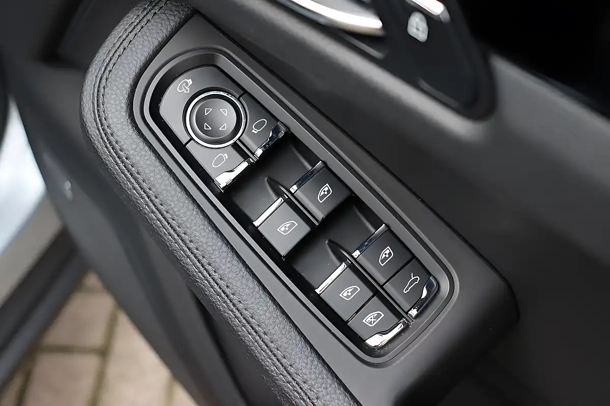Used 2021 Porsche Macan Dolomite Silver - Interior and Exterior details 19
