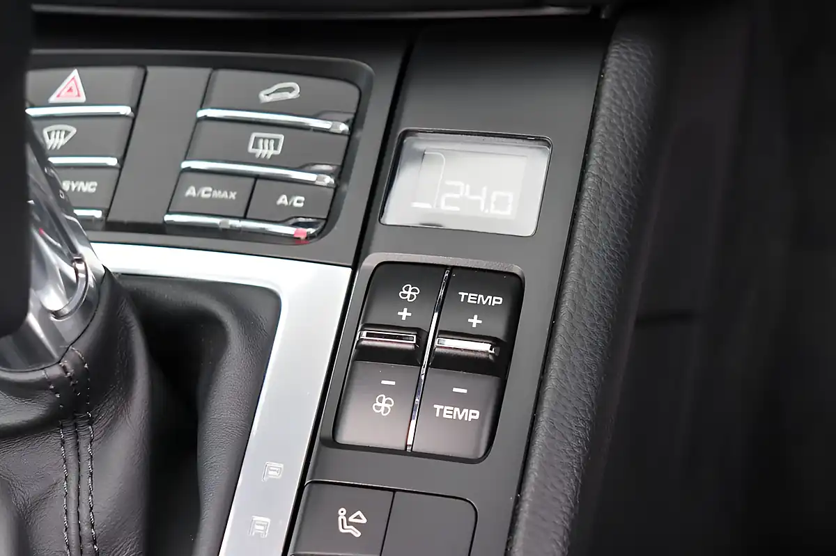 Used 2021 Porsche Macan Dolomite Silver - Interior and Exterior details 20