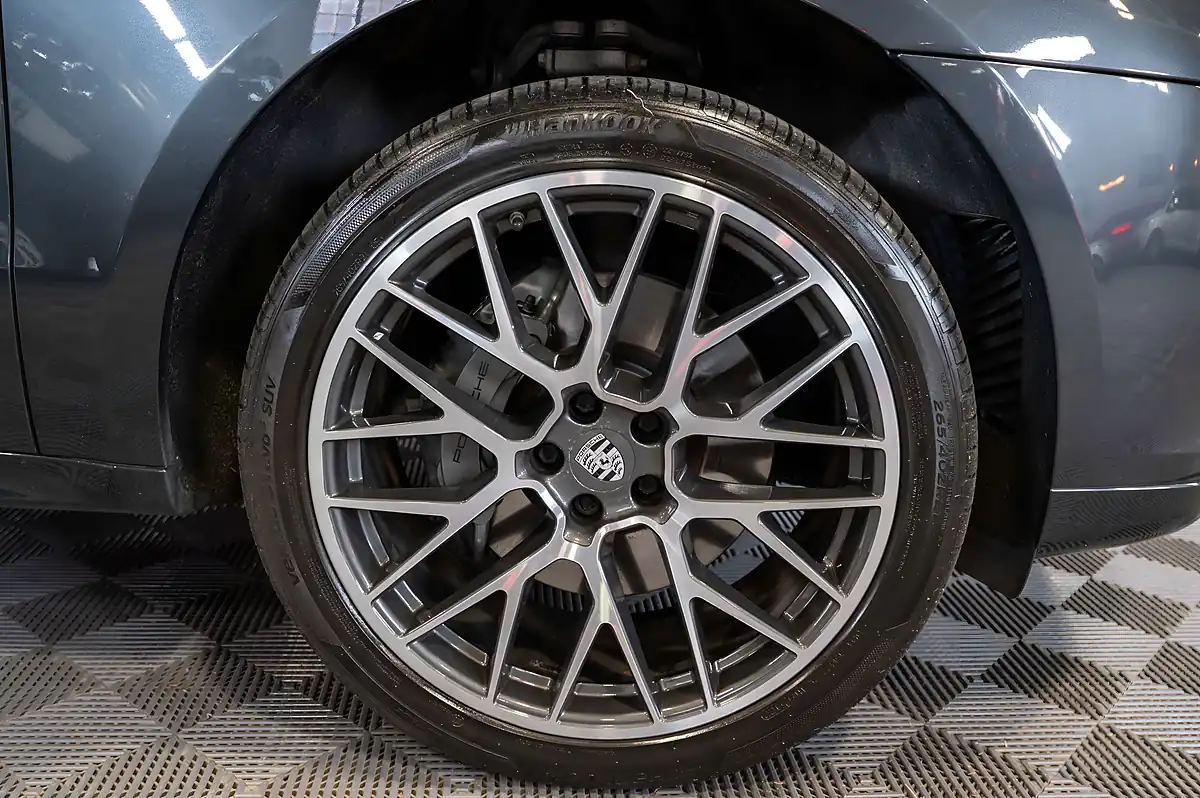 Used 2021 Porsche Macan S Pan Roof Sports Exhaust Sports Chrono 21" Alloys Volcano Grey Metallic - Interior and Exterior details 4