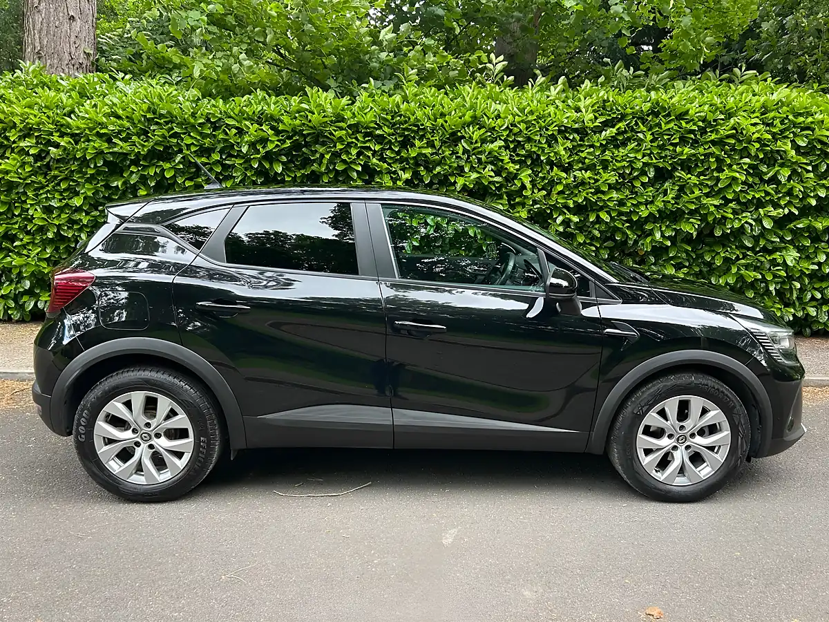 Used 2021 Renault Captur Iconic Black - Interior and Exterior details 3