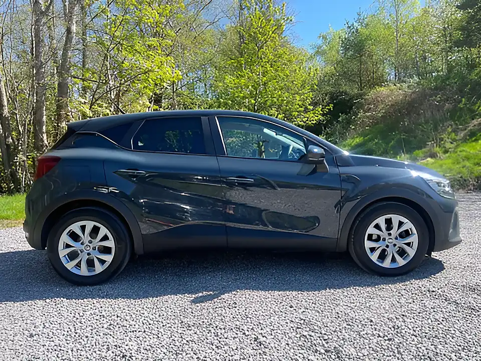 Used 2021 Renault Captur Iconic Boston Blue - Interior and Exterior details 4