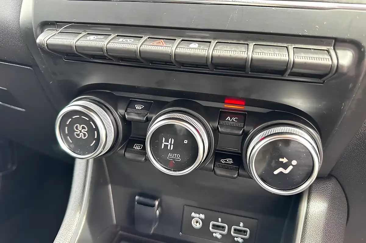 Used 2021 Renault Captur Iconic Oyster Grey/ Diamond Black - Interior and Exterior details 20