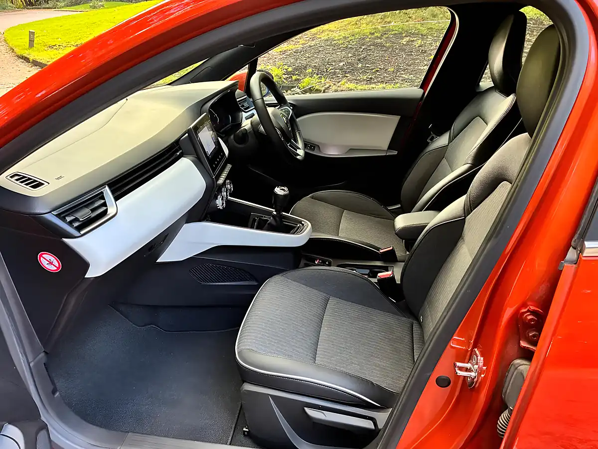 Used 2021 Renault Clio S Edition Orange - Interior and Exterior details 15