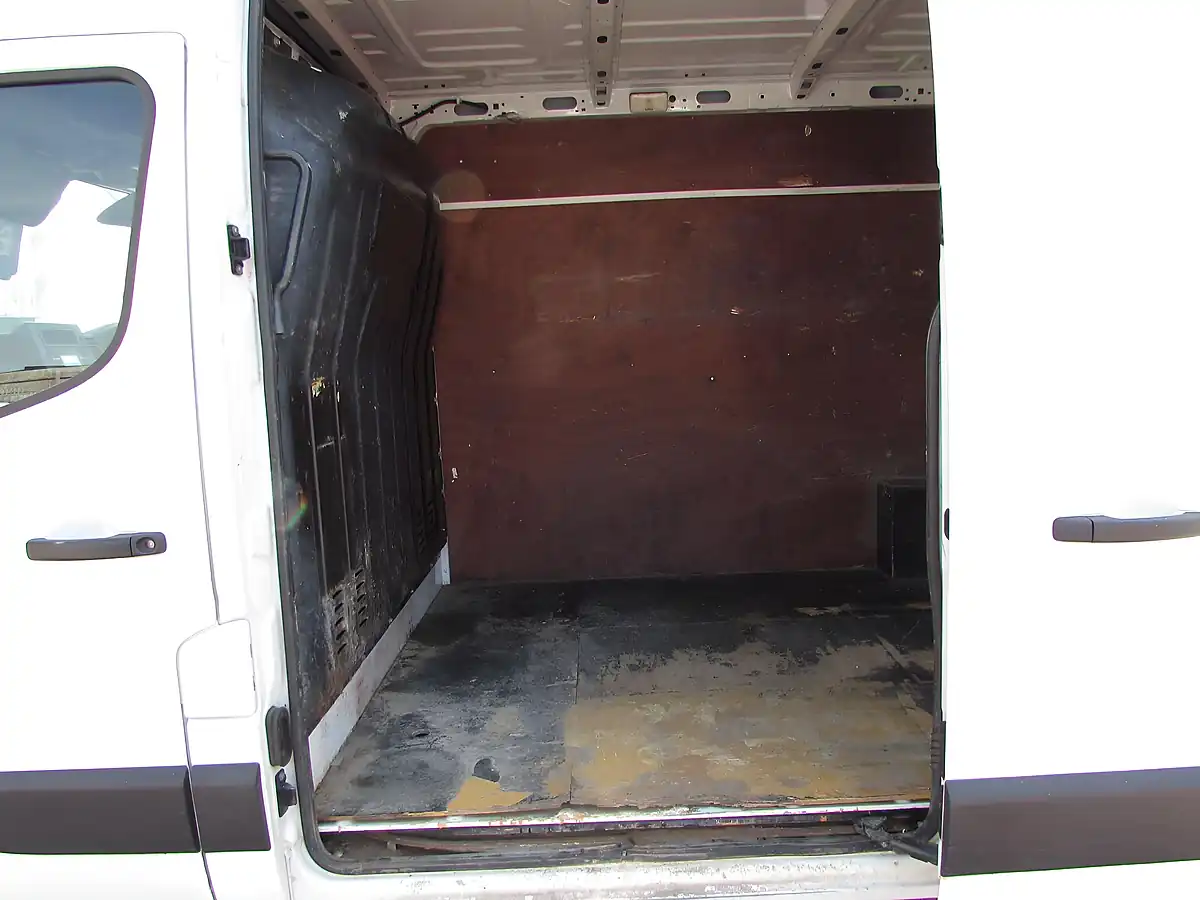 Used 2021 Renault Master 35 Business FWD Mwb Medium Roof White - Interior and Exterior details 10