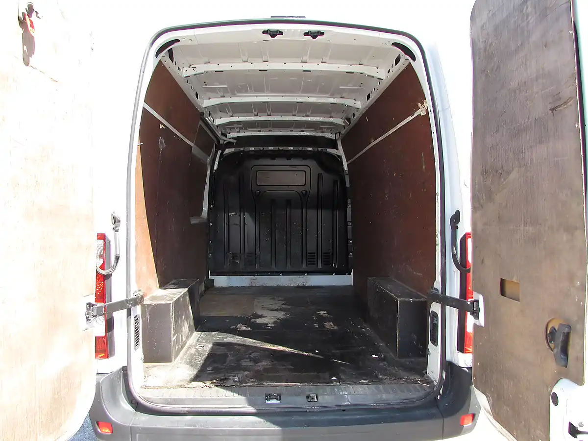 Used 2021 Renault Master 35 Business FWD Mwb Medium Roof White - Interior and Exterior details 11