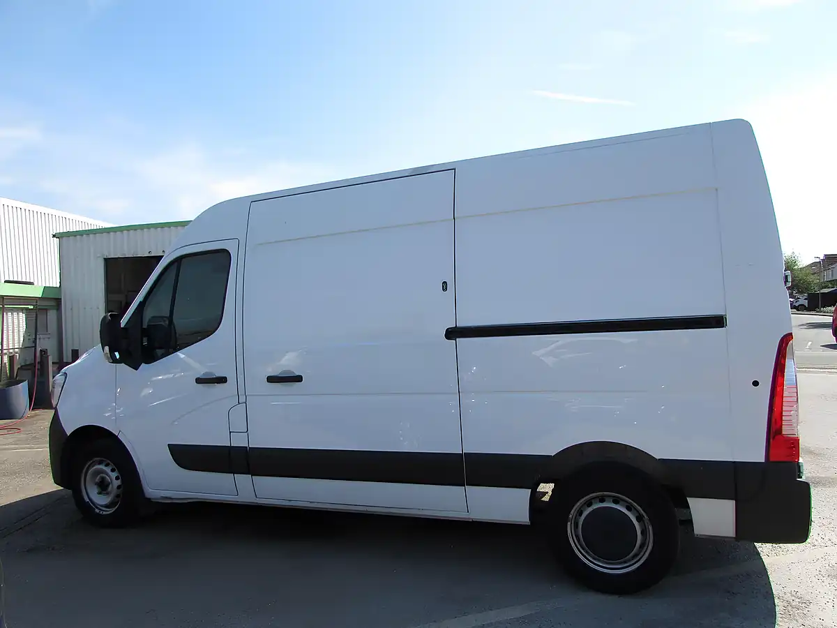 Used 2021 Renault Master 35 Business FWD Mwb Medium Roof White - Interior and Exterior details 4