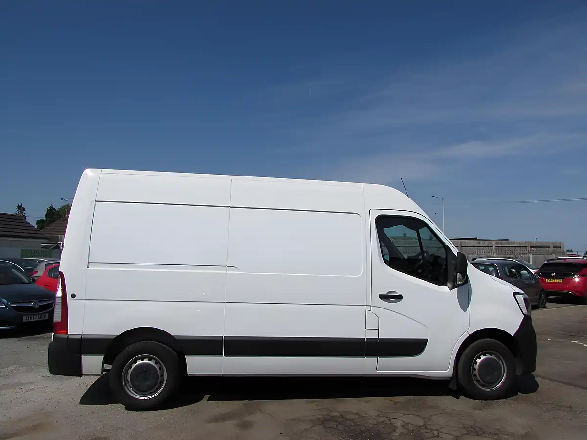 Used 2021 Renault Master 35 Business FWD Mwb Medium Roof White - Interior and Exterior details 8