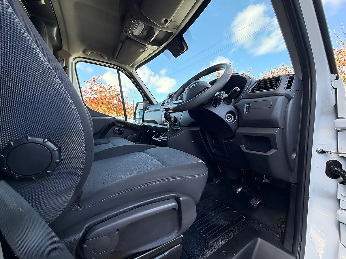 Used 2021 Renault Master 35 Business White - Interior and Exterior details 12