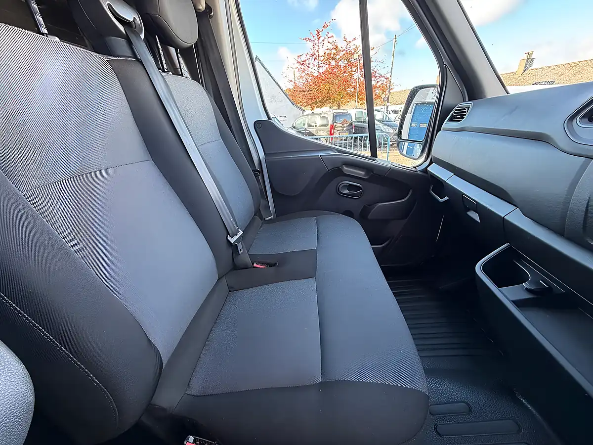 Used 2021 Renault Master 35 Business White - Interior and Exterior details 16