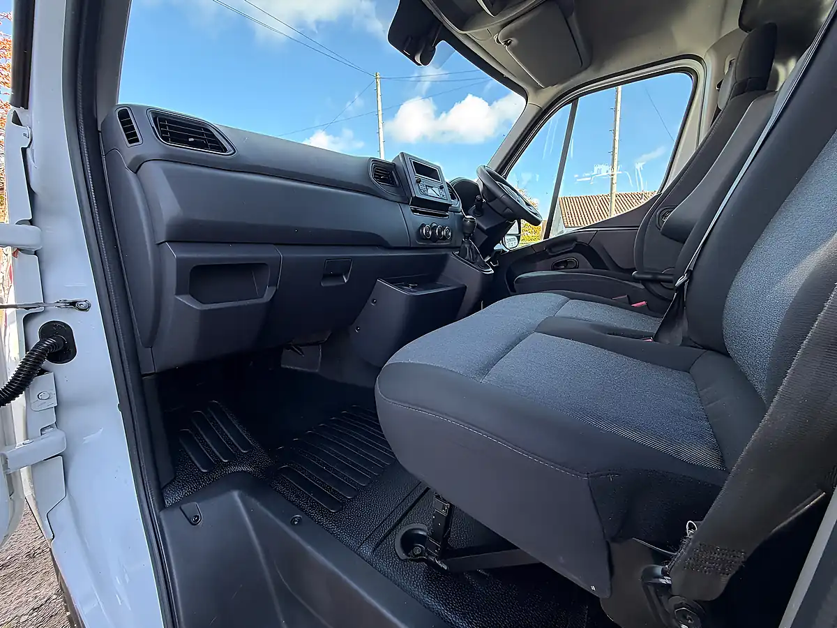 Used 2021 Renault Master 35 Business White - Interior and Exterior details 17