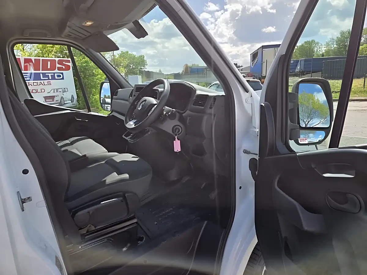 Used 2021 Renault Master 35 Lwb Low Loader Luton White - Interior and Exterior details 10