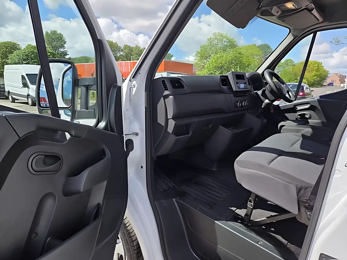 Used 2021 Renault Master 35 Lwb Low Loader Luton White - Interior and Exterior details 9