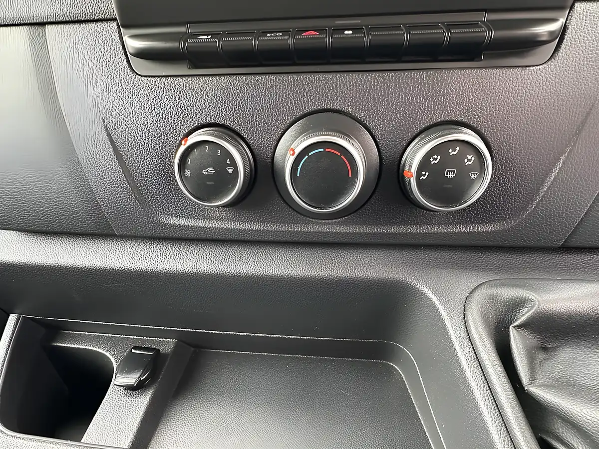 Used 2021 Renault Master Business Mineral White - Interior and Exterior details 13