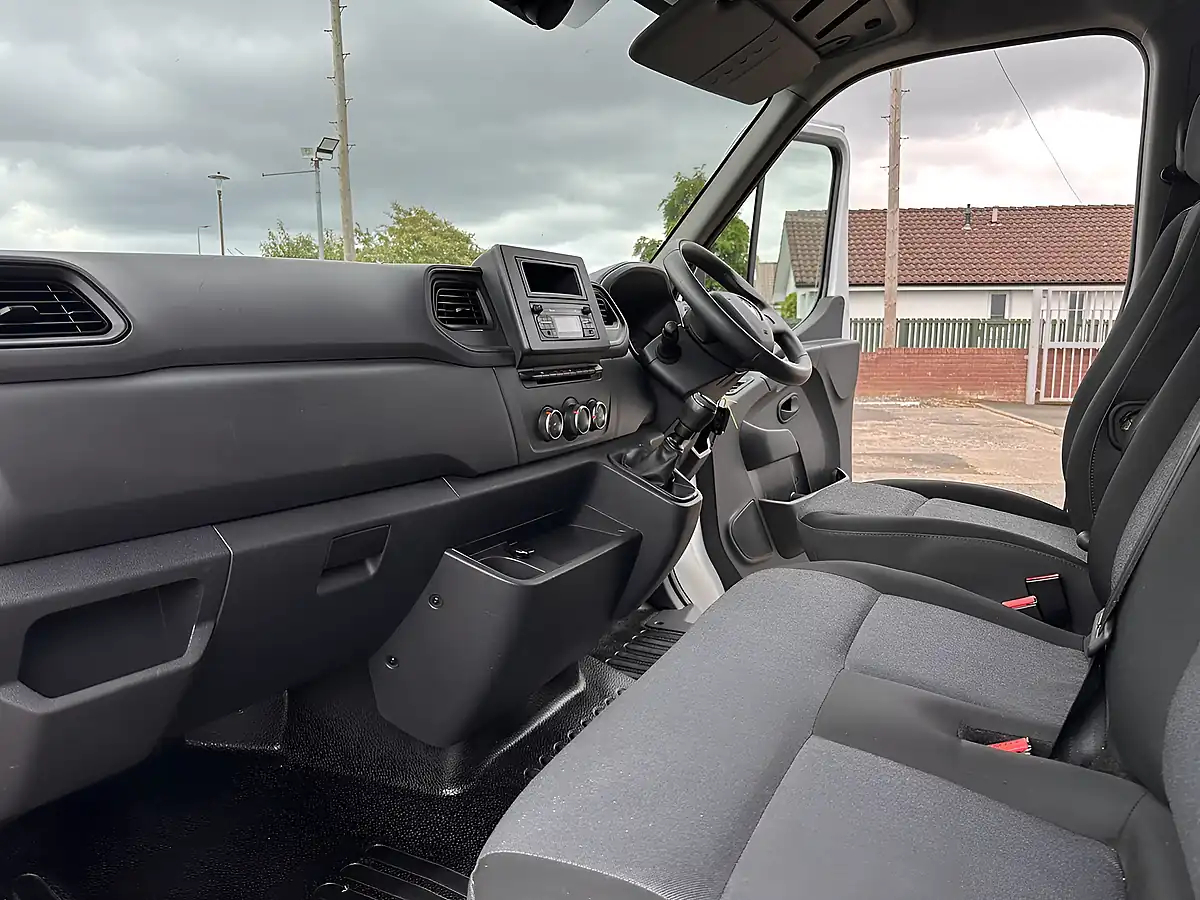Used 2021 Renault Master Business Mineral White - Interior and Exterior details 16