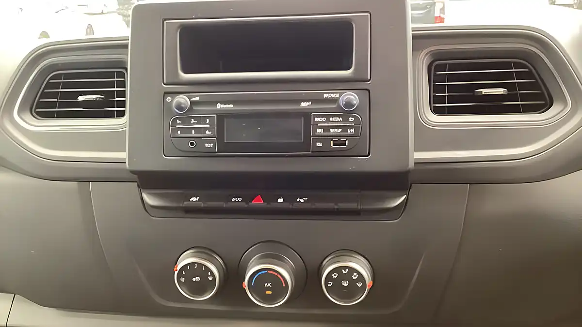Used 2021 Renault Master Business+ White - Interior and Exterior details 11