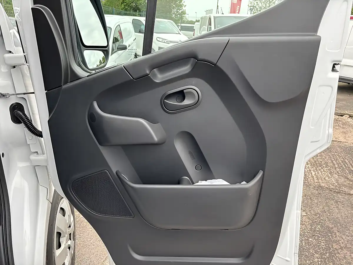 Used 2021 Renault Master Business+ White - Interior and Exterior details 12