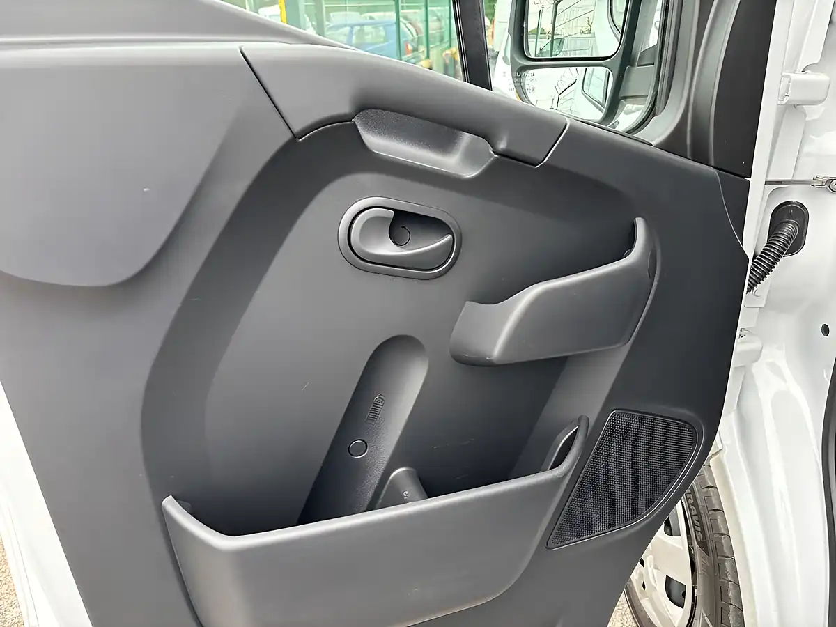 Used 2021 Renault Master Business+ White - Interior and Exterior details 18