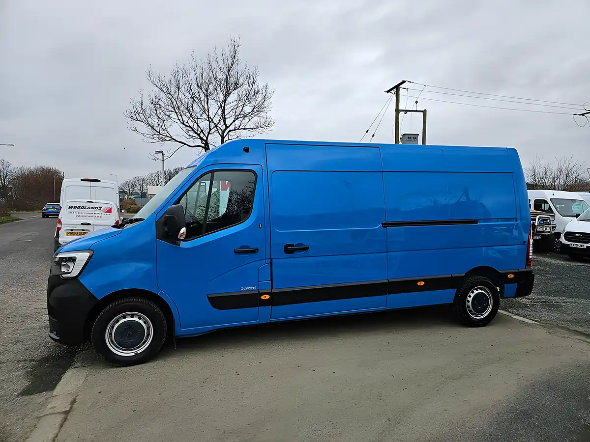 Used 2021 Renault Master LM35 B-Ness Energy Lwb Caribbean Blue - Interior and Exterior details 5