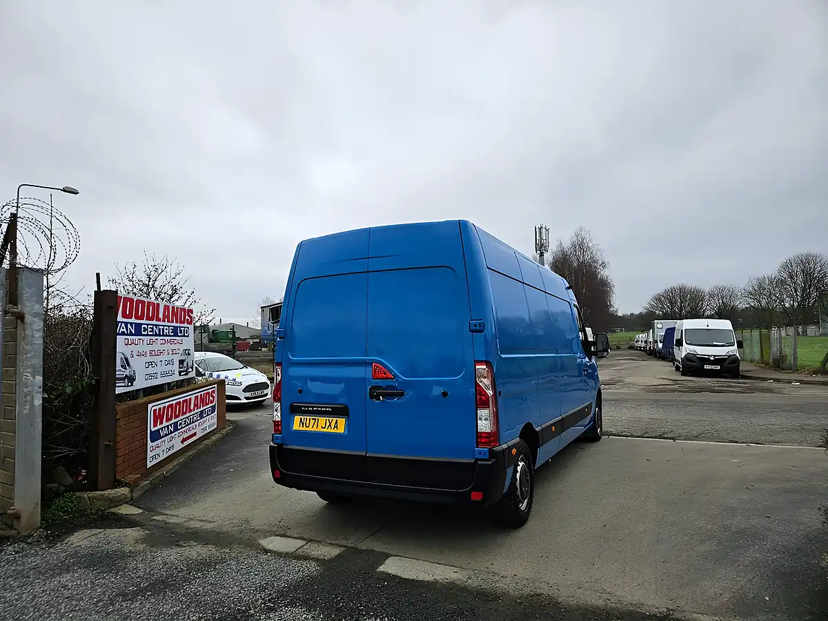 Used 2021 Renault Master LM35 B-Ness Energy Lwb Caribbean Blue - Interior and Exterior details 8
