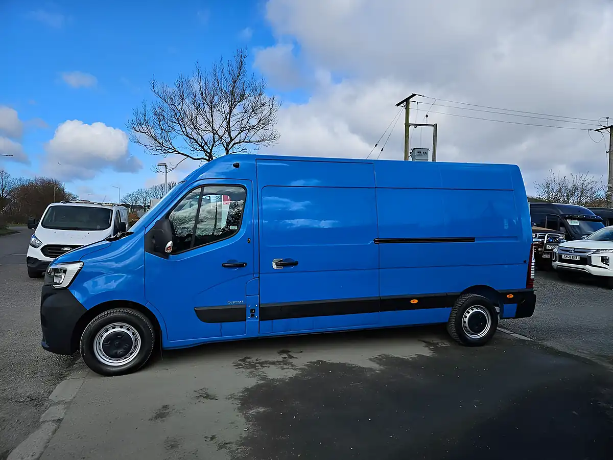 Used 2021 Renault Master LM35 B-Ness Lwb Caribbean Blue - Interior and Exterior details 5