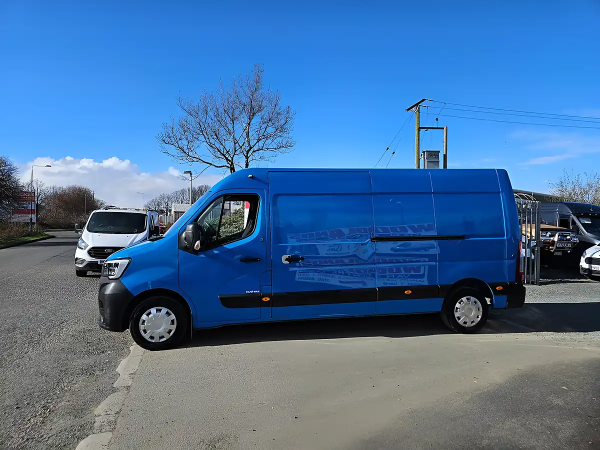 Used 2021 Renault Master LM35 B-Ness Lwb Caribbean Blue - Interior and Exterior details 5