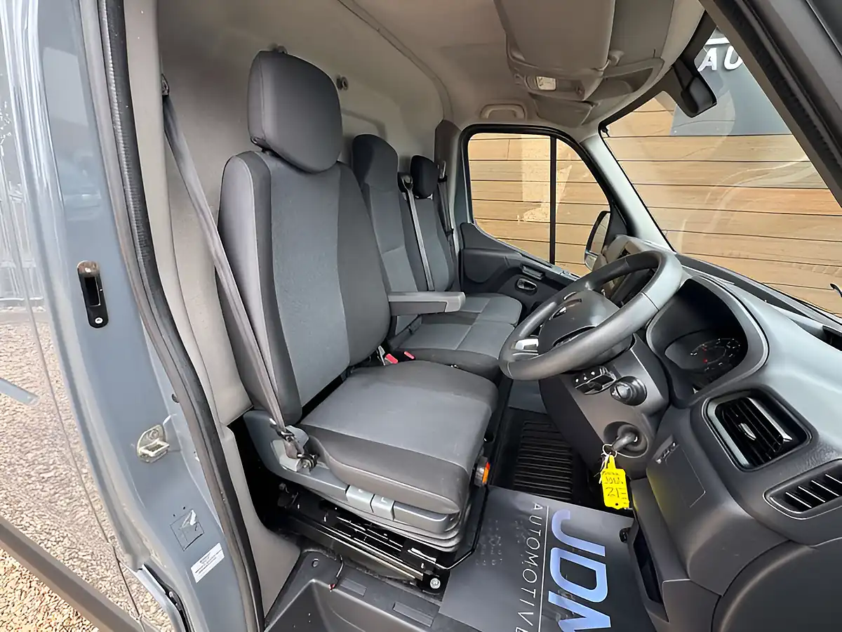 Used 2021 Renault Master LM35 Business+ Urban Grey - Interior and Exterior details 14