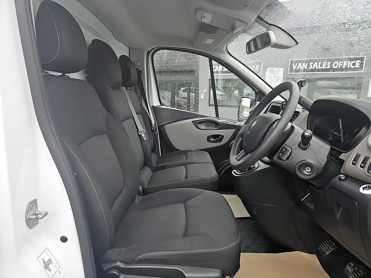 Used 2021 Renault Trafic Business+ L1 H1 Glacier White - Interior and Exterior details 5