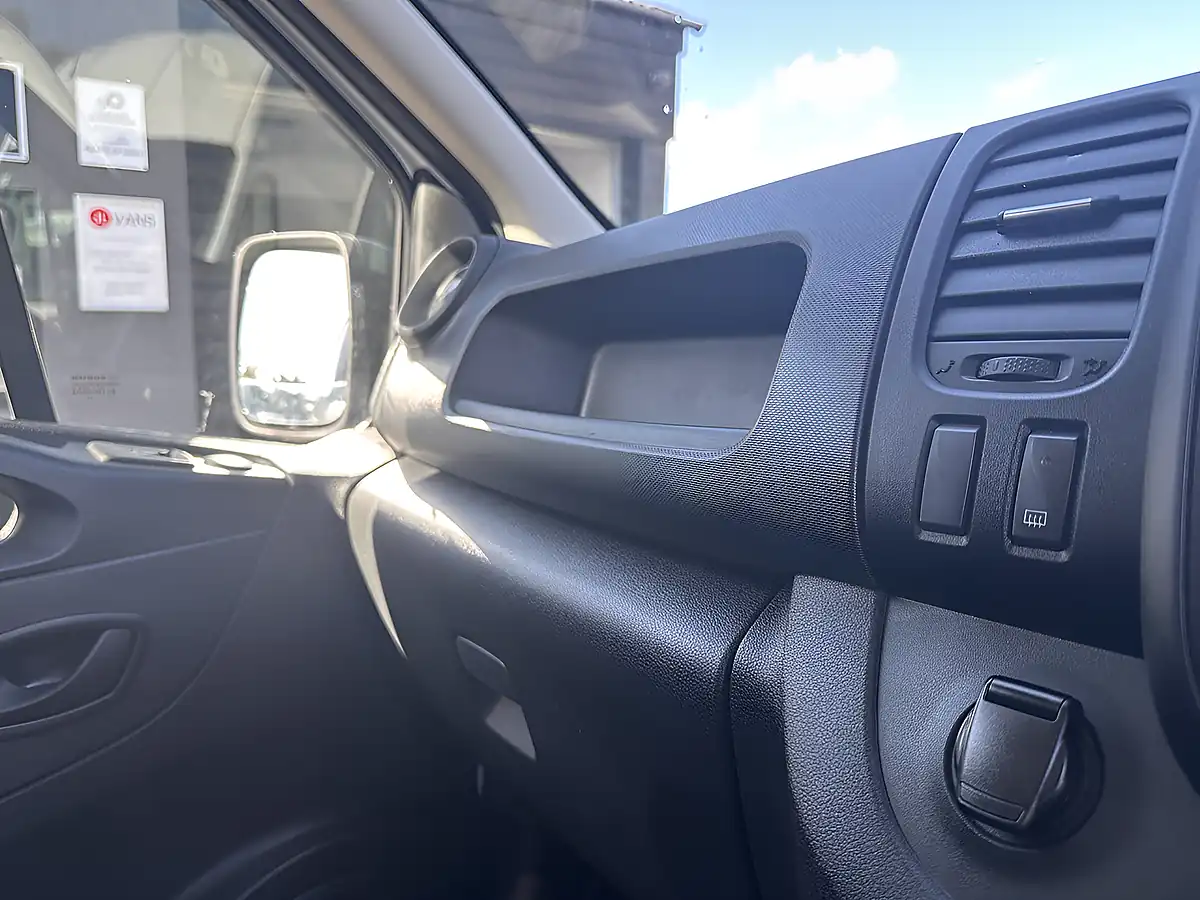 Used 2021 Renault Trafic Business L2H1 Glacier White - Interior and Exterior details 15