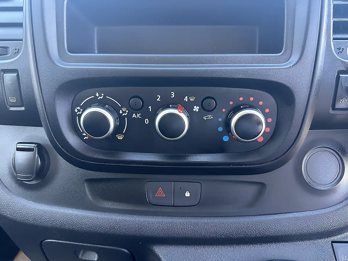Used 2021 Renault Trafic Business L2H1 Glacier White - Interior and Exterior details 16