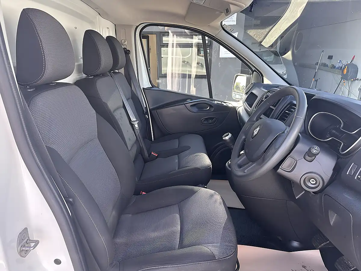 Used 2021 Renault Trafic Business L2H1 Glacier White - Interior and Exterior details 5