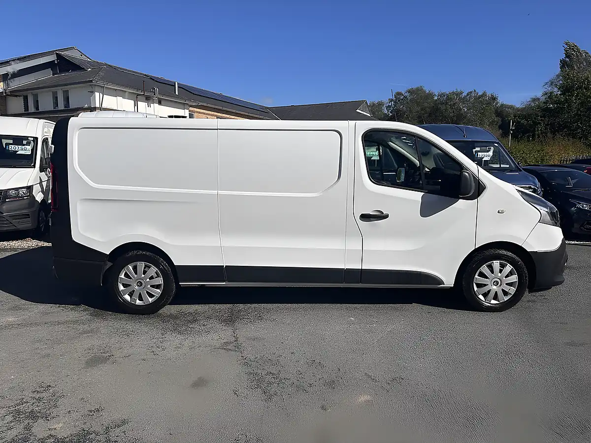 Used 2021 Renault Trafic Business L2H1 Glacier White - Interior and Exterior details 8