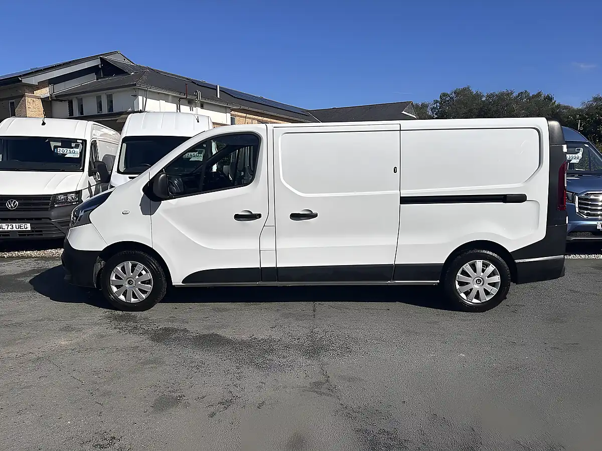 Used 2021 Renault Trafic Business L2H1 Glacier White - Interior and Exterior details 9