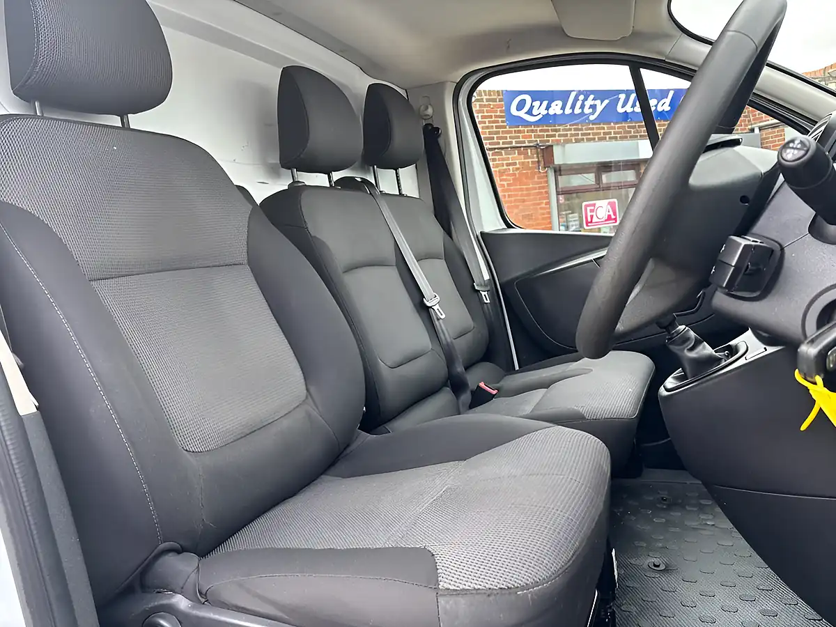 Used 2021 Renault Trafic Business Swb Standard Roof White - Interior and Exterior details 10